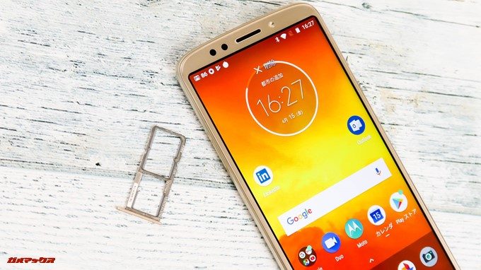 moto e5のSIMトレイはNanoSIMが二枚とMicroSDが一枚入るトリプルトレイです。