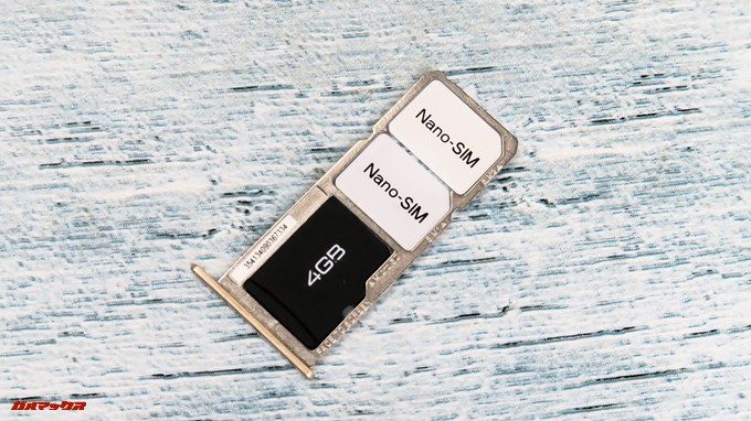 moto e5はトリプルトレイを採用しているのでDSDSを利用しながらもMicroSDで容量拡張が出来ます。