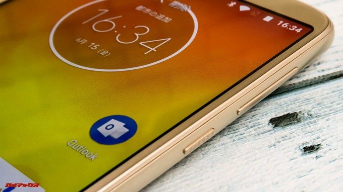 moto e5の電源ボタンはギザギザ加工が施されており、手探りでボタンが分かります。
