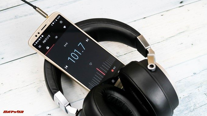 moto e5はFMラジオ機能が備わっているのでデータ通信不要でFMラジオを楽しめます。