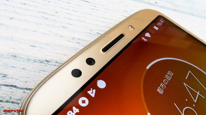 moto e5のスピーカーは受話部分に統合されていました。音量は大音量で鳴らせます。