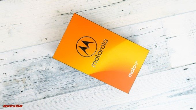 moto e5はオレンジの箱に入っています。