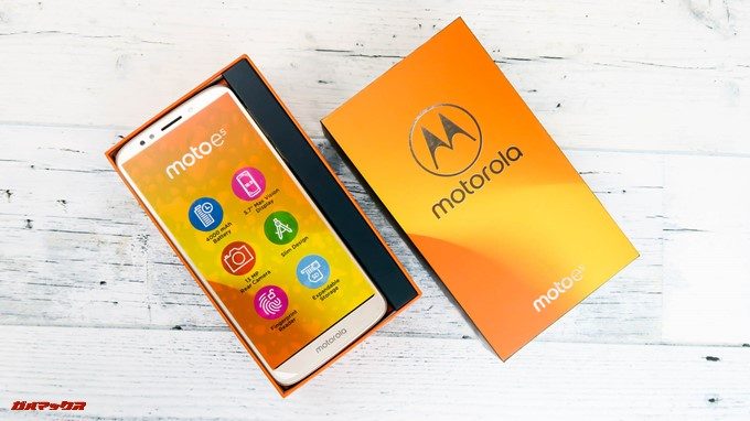 moto e5は蓋を開けるとイキナリ本体が入っています。