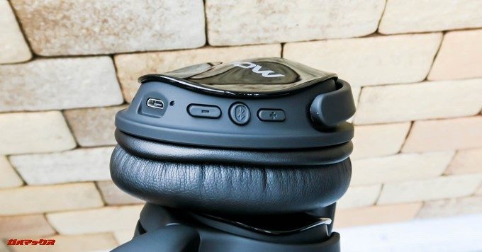 Mpow H5のL側には各種操作ボタンと充電端子が備わっています。