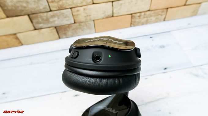 Mpow H5のR側インジケータはANCスイッチがオンの時に緑に光ります。