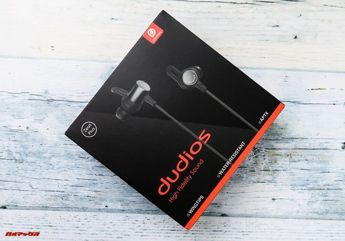 Dudios Zeus PlusはブラックとオレンジのCoolな外箱に入っています。