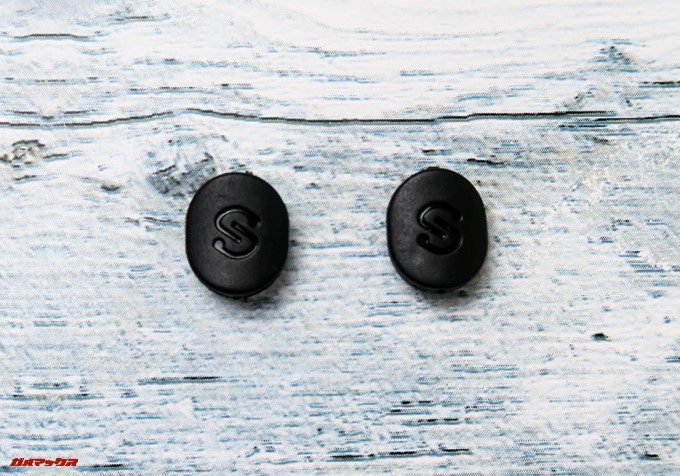 Dudios Zeus Plusにはケーブル長を調整するバックルが2つ備わっています。