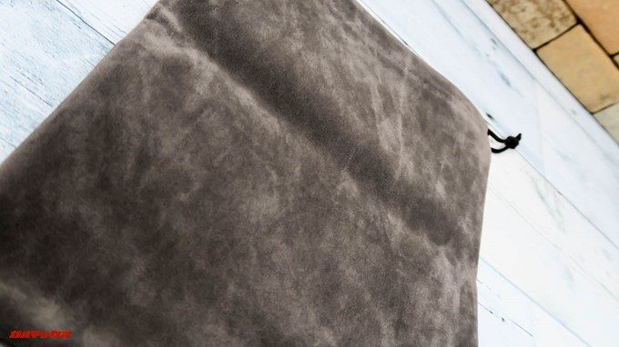 Mpow H5に付属するポーチはベロア素材で手触りも良いです。