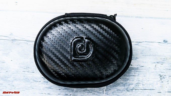 Dudios Zeus Plusには編み込み風のハードケースが付属しています。