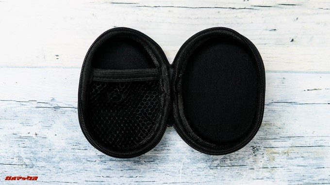 Dudios Zeus Plusのケースはジッパーで開くタイプです。