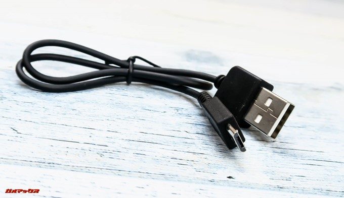 Dudios Zeus Plusにはケーブル長の短い持ち運び用の充電ケーブルが付属していました。