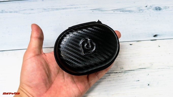 Dudios Zeus Plusのサイズ感、形状的にカバンに放り込んでもかさばりません。