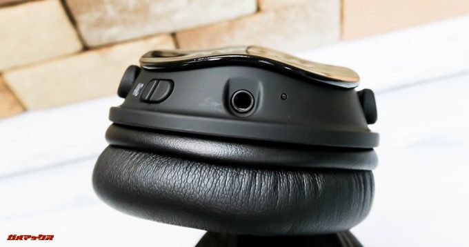 Mpow H5はR側にオーディオライン端子、ANCスイッチが備わっています。