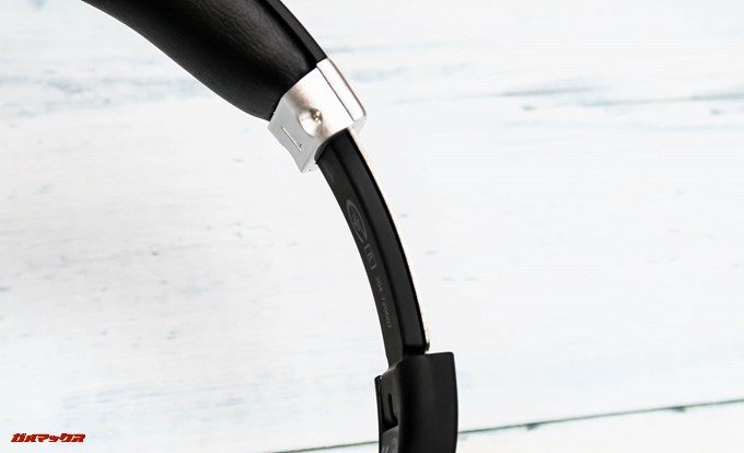 Mpow H5のバンドは内側が樹脂製で外側は金属製。結構硬いです。