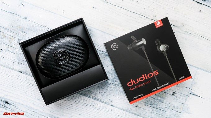 Dudios Zeus Plusのアクセサリーは専用のボックスに入っています。