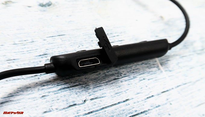 Dudios Zeus Plusは防水仕様なので充電端子はゴムキャップが付属していました。