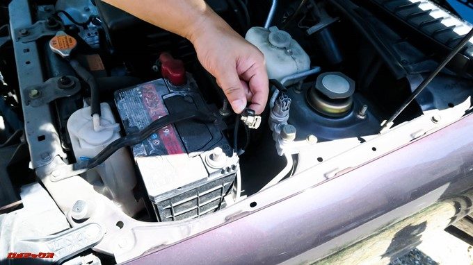 スイッチ付きスマート電源コードを取り付ける前に車のバッテリーの-ケーブルを取り外しましょう