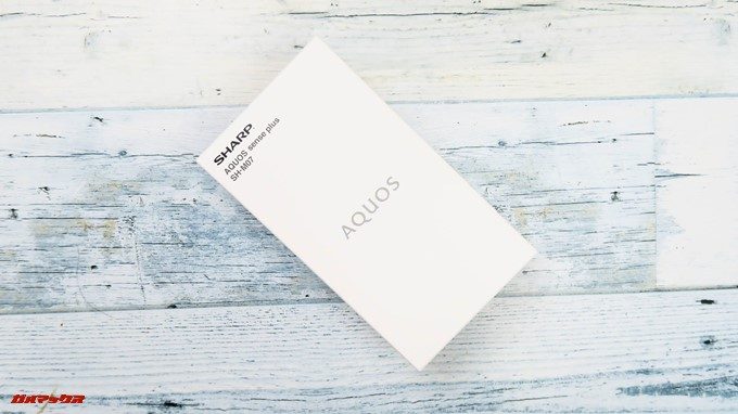 AQUOS sense plusの外箱は真っ白でコストカットされているような外箱