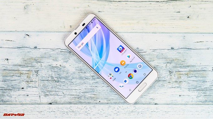 AQUOS sense plusのディスプレイは縦長の長方形タイプです。