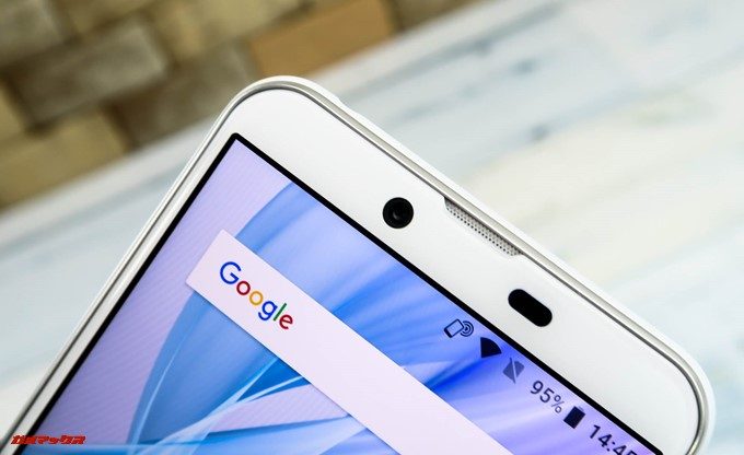 AQUOS sense plusはディスプレイ上部にシングルカメラが備わっています。