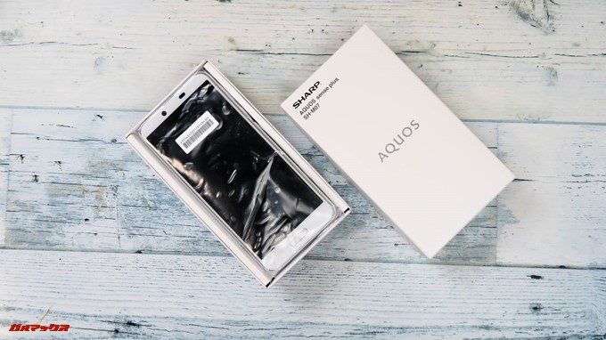 AQUOS sense plusは蓋を開けるとイキナリ本体が入っています。