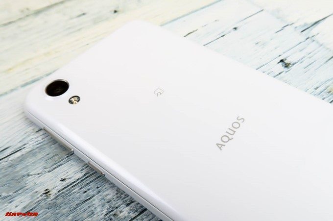 AQUOS sense plusのFeliCaマークは背面に備わっていました。