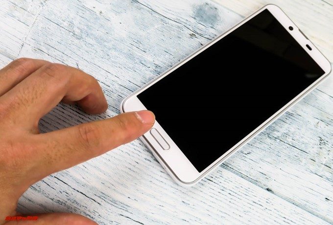 AQUOS sense plusの指紋認証ユニットはディスプレイの下部側に備わっています。