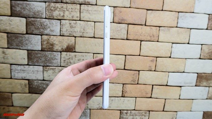 AQUOS sense plusの厚さは8.9mmで薄くは無いですが、持ちにくいということもなし。