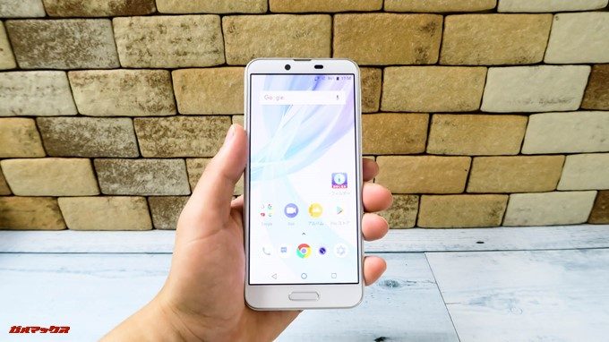 AQUOS sense plusは5.5型ですが、横幅がスリムな縦長ディスプレイを搭載しているので横幅は従来の5インチクラスで持ちやすいです。