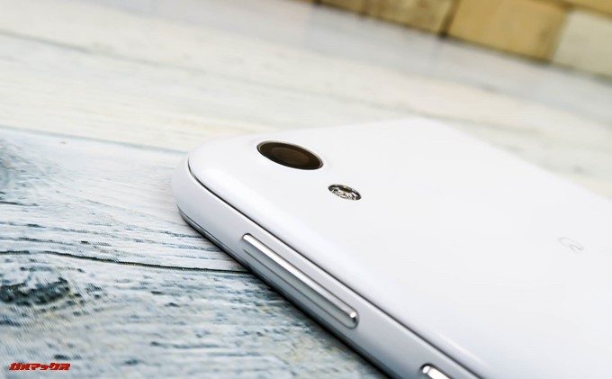 AQUOS sense plusのカメラは飛び出していません。