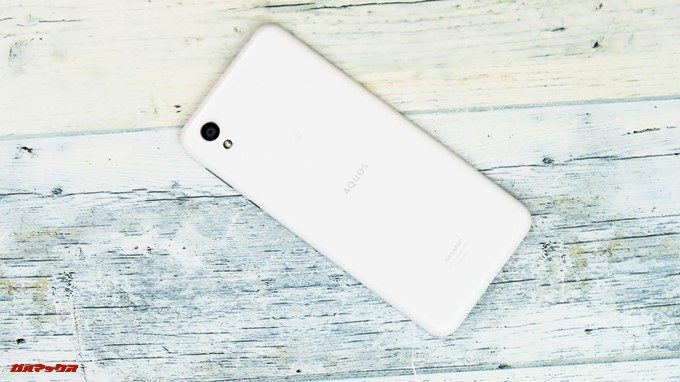 AQUOS sense plusのホワイトカラーは光沢のある背面パネルですが指紋が目立たなくてGood！