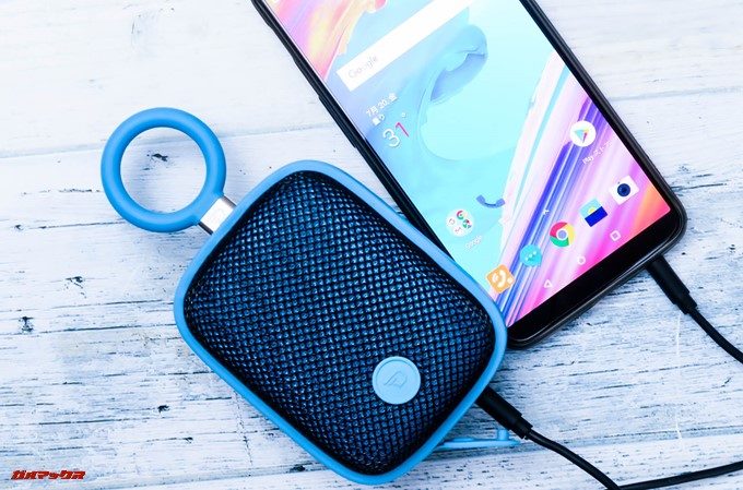 Bubble Podsはイヤホン端子が備わっている製品と有線接続して利用可能となっています。