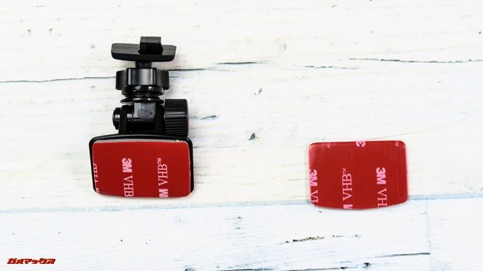 GoSafe S36G1に付属のブラケットは粘着テープで固定するタイプです。