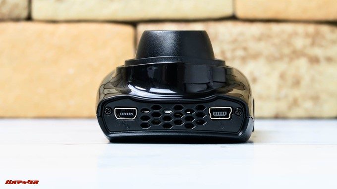 GoSafe S36G1の側面にはバックカメラ用の端子と電源端子が備わっています。エアーダクトも備わっており熱対策も万全です。