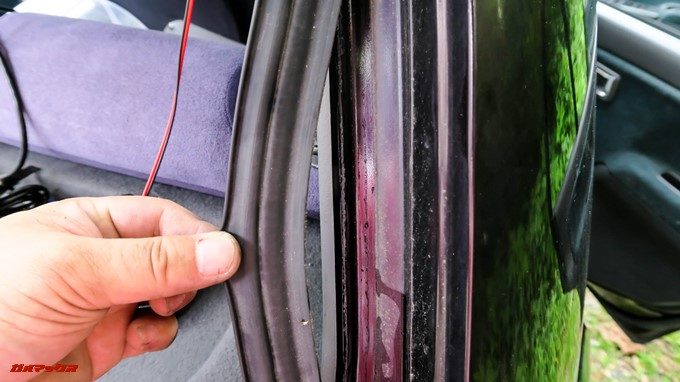 GoSafe S36G1のバックカメラケーブルをパッキンに隠していきます。