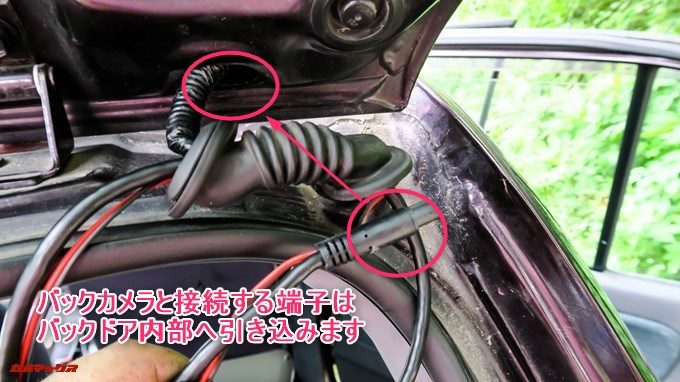 GoSafe S36G1のバックカメラと接続するケーブルはバックドア内部へ