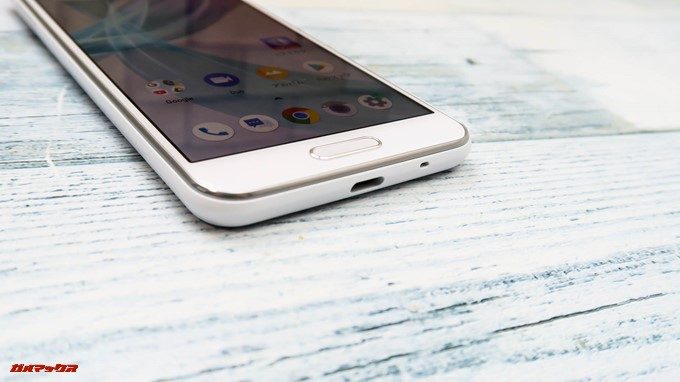 AQUOS sense plusの本体下部にはUSB Type-Cが備わっています。