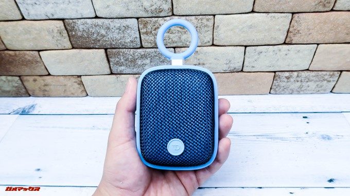 Bubble Podsは手のひらサイズのコンパクトな本体なのでカバンに引っ掛けても問題ありません