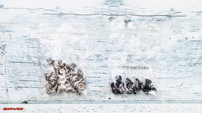 TerraMaster F4-220にはHDDを固定するネジが付属しています。