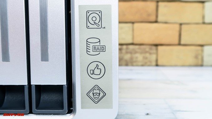 TerraMaster F4-220のサイドに貼っているのはシール