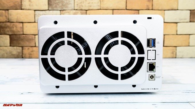 TerraMaster F4-220は背面に大型のファンが2つ備わっています。