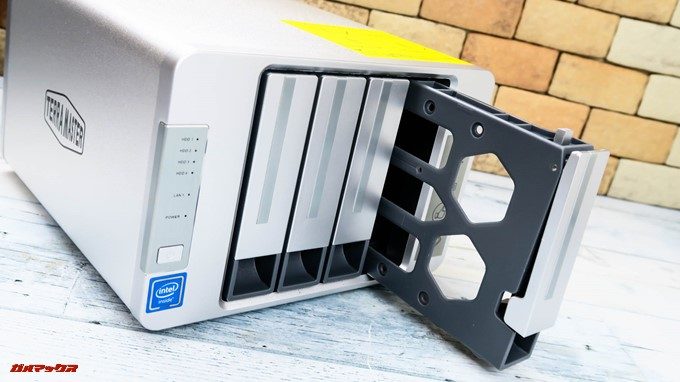 TerraMaster F4-220のHDDスロットは工具不要で取り出し可能となっていました。