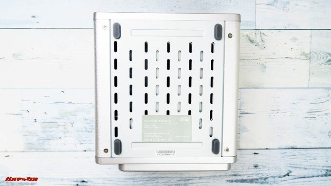 TerraMaster F4-220は下部にも空気孔があります。