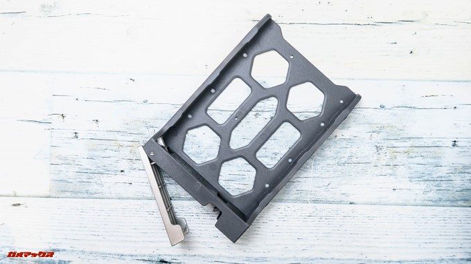 TerraMaster F4-220にHDDを固定する時はネジ止めがオススメです。