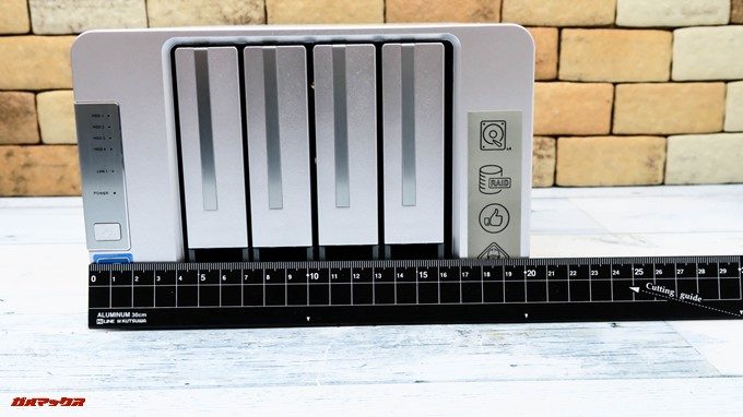 TerraMaster F4-220の横幅は22cmです