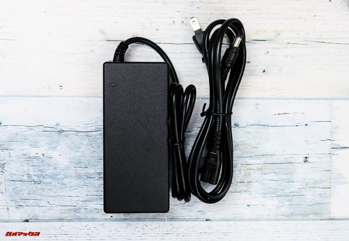 TerraMaster F4-220に付属するACアダプターは大型