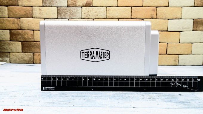 TerraMaster F4-220の奥行きは22.5mmです。