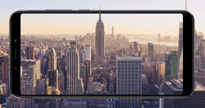 Xiaomi Mi A2は大型の5.99インチを搭載していますが、18:9の縦長ディスプレイで横幅スリムな形状となっています。