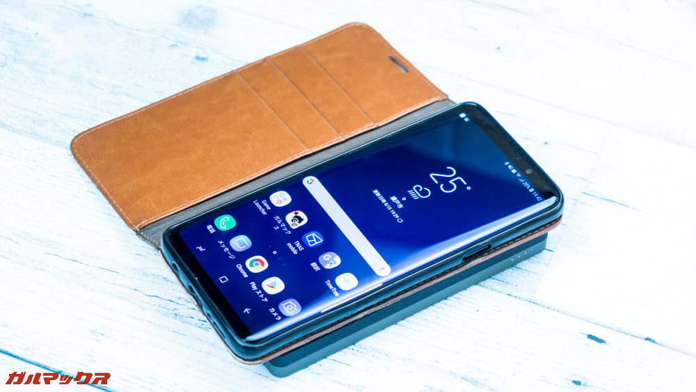 ワイヤレス充電対応モバイルバッテリー［meji］はケースを着けたままでも充電可能でした。但し、一部のケースでは充電できない場合もあります。