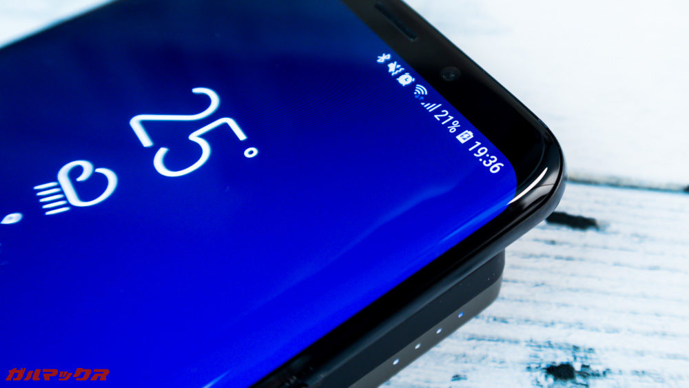 ワイヤレス充電対応モバイルバッテリー［meji］は縦向きワイヤレス充電に対応